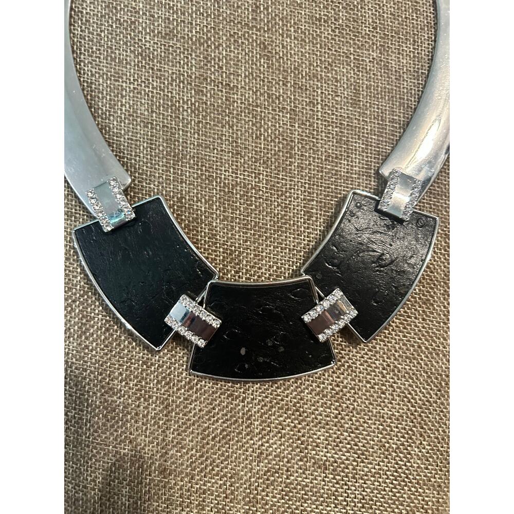 Guess ? - Picture 7 of 11